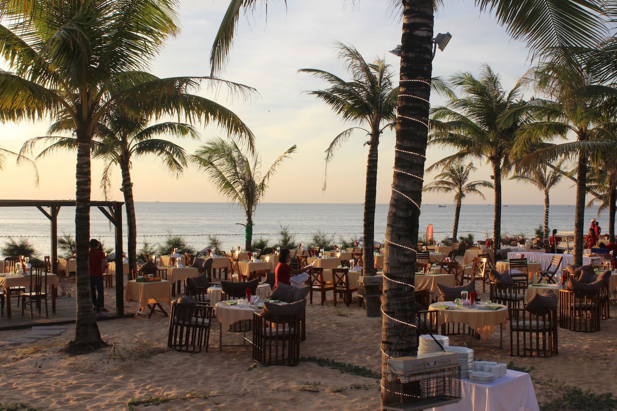 breakfast, lunch, dinner served; fusion cuisine, beach views