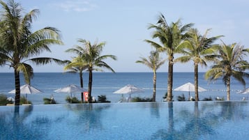 3 outdoor pools, pool umbrellas, pool loungers