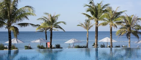 3 outdoor pools, pool umbrellas, sun loungers