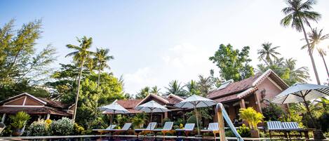 3 outdoor pools, pool umbrellas, sun loungers