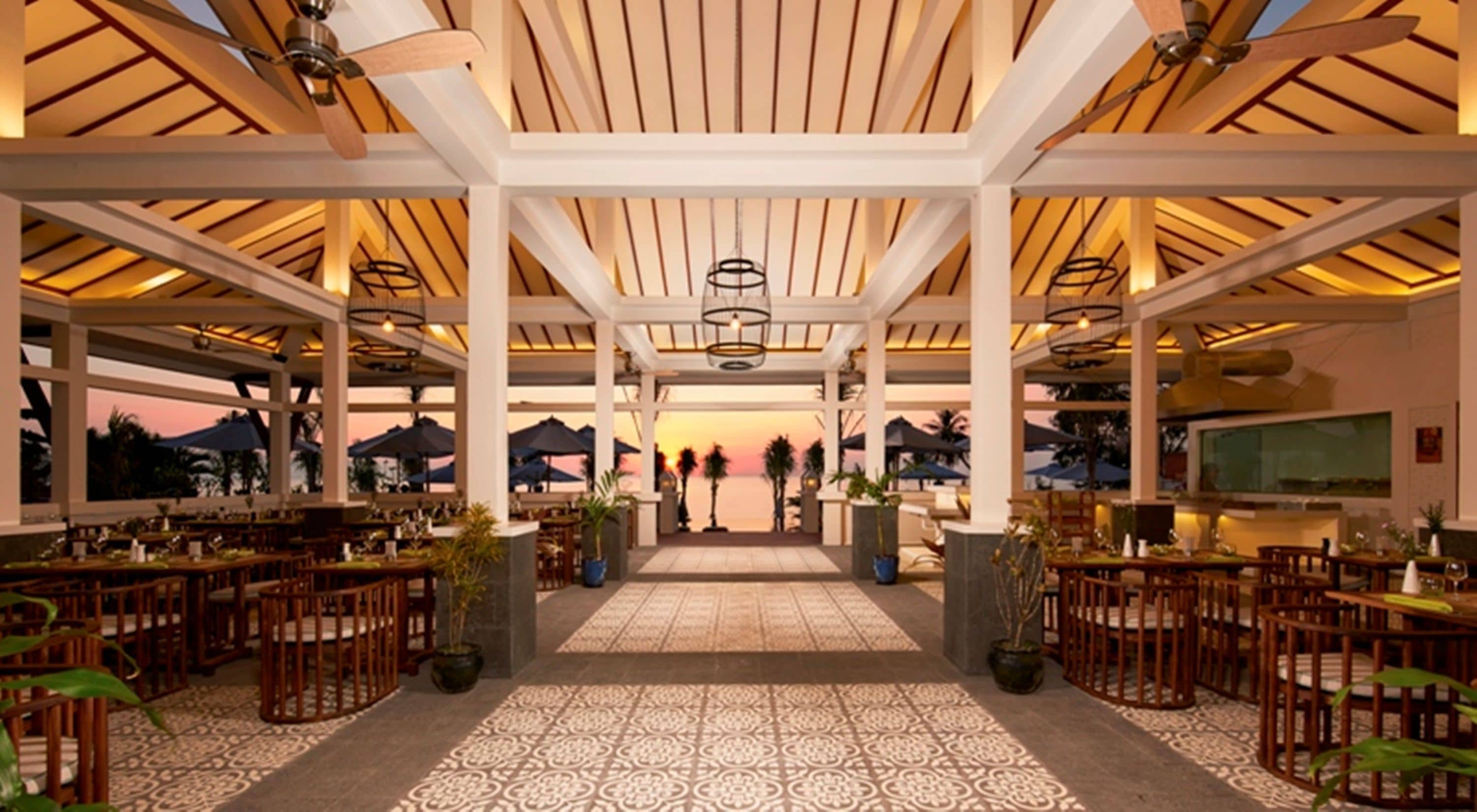 Frukost och lunch serveras, med utsikt mot stranden 