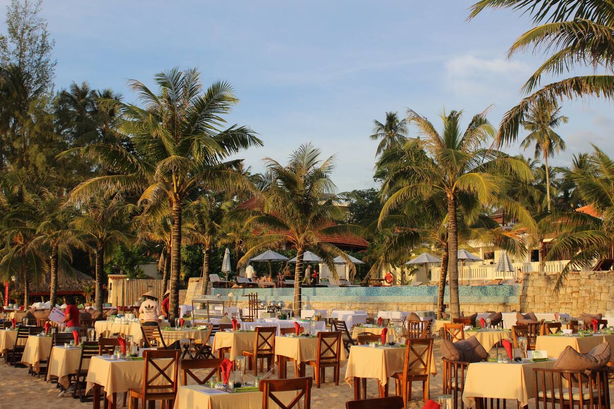 breakfast, lunch, dinner served; fusion cuisine, beach views