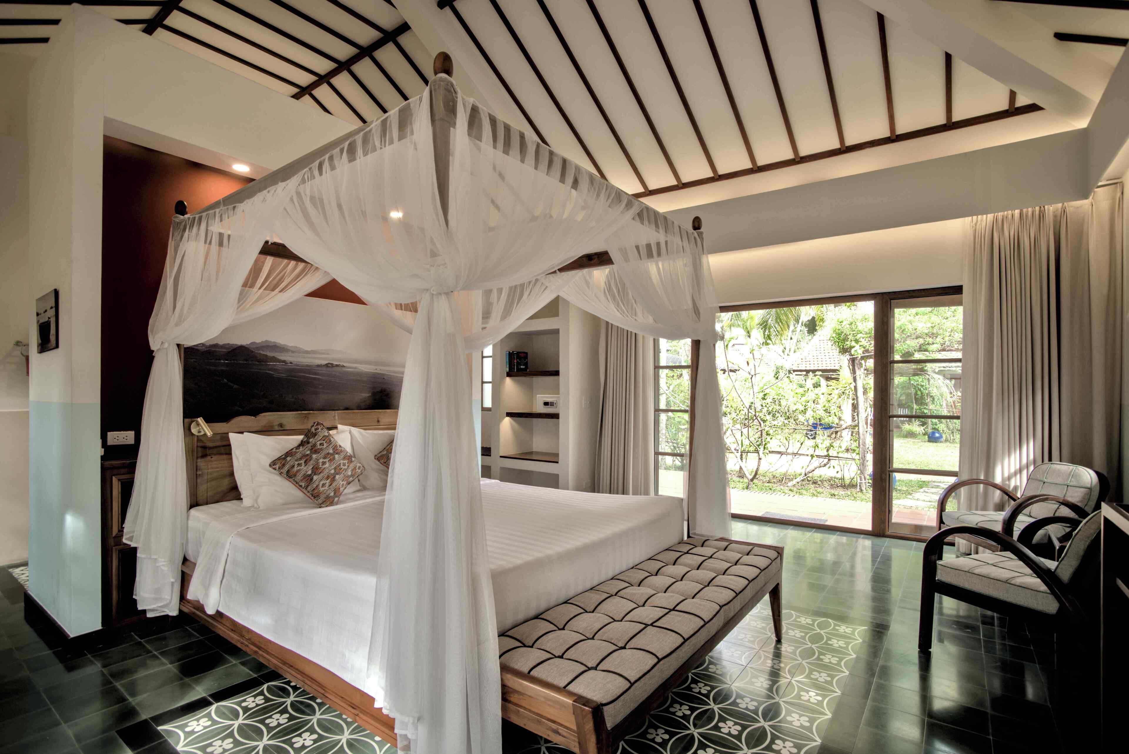 Modern Deluxe Room | Bộ đồ giường cao cấp, minibar, két bảo mật tại phòng, bàn 