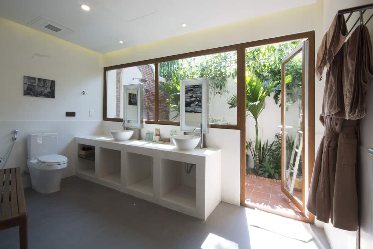 modern premium room | bathroom | shower, free toiletries, hair dryer, bathrobes