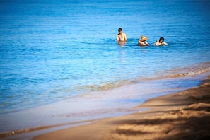 Sur la plage, sable blanc, chaise longue, parasol