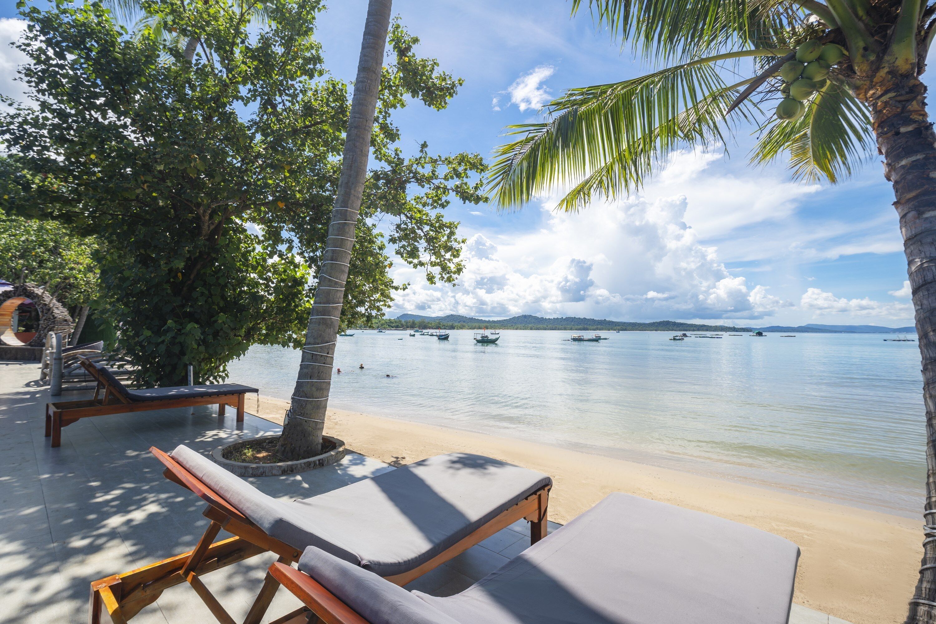 Private beach, sun-loungers, beach umbrellas, beach towels