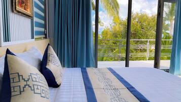 Deluxe Double Room Partial Sea View | Minibar, individually decorated, individually furnished, desk