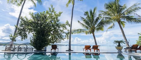 Piscine extérieure, parasols de plage, chaises longues