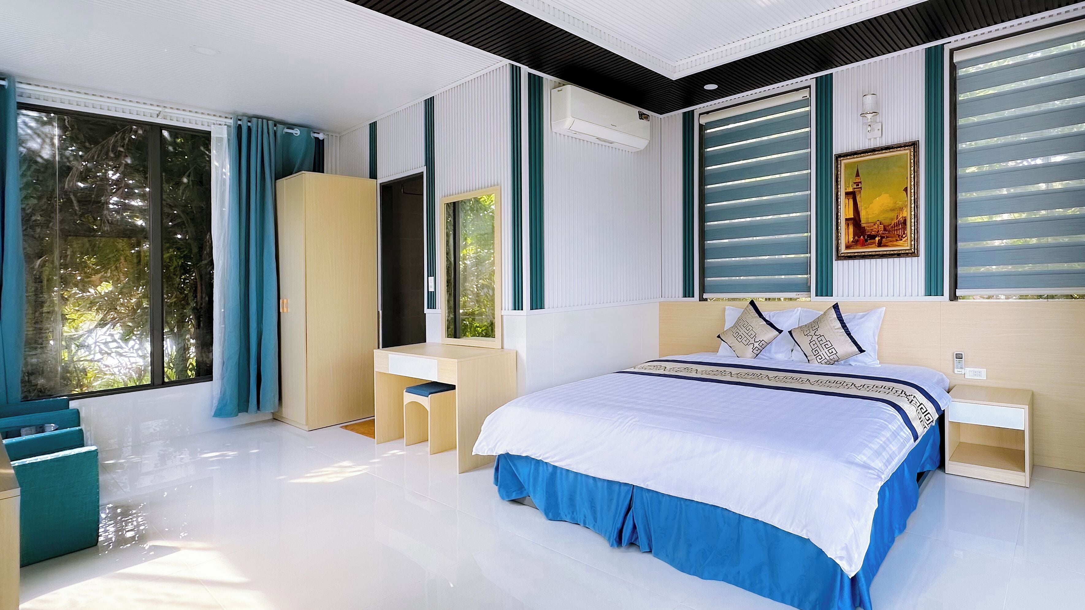 Dobbeltrom – deluxe, delvis sjøutsikt | Minibar, individuelt dekorert, individuelt innredet og skrivebord