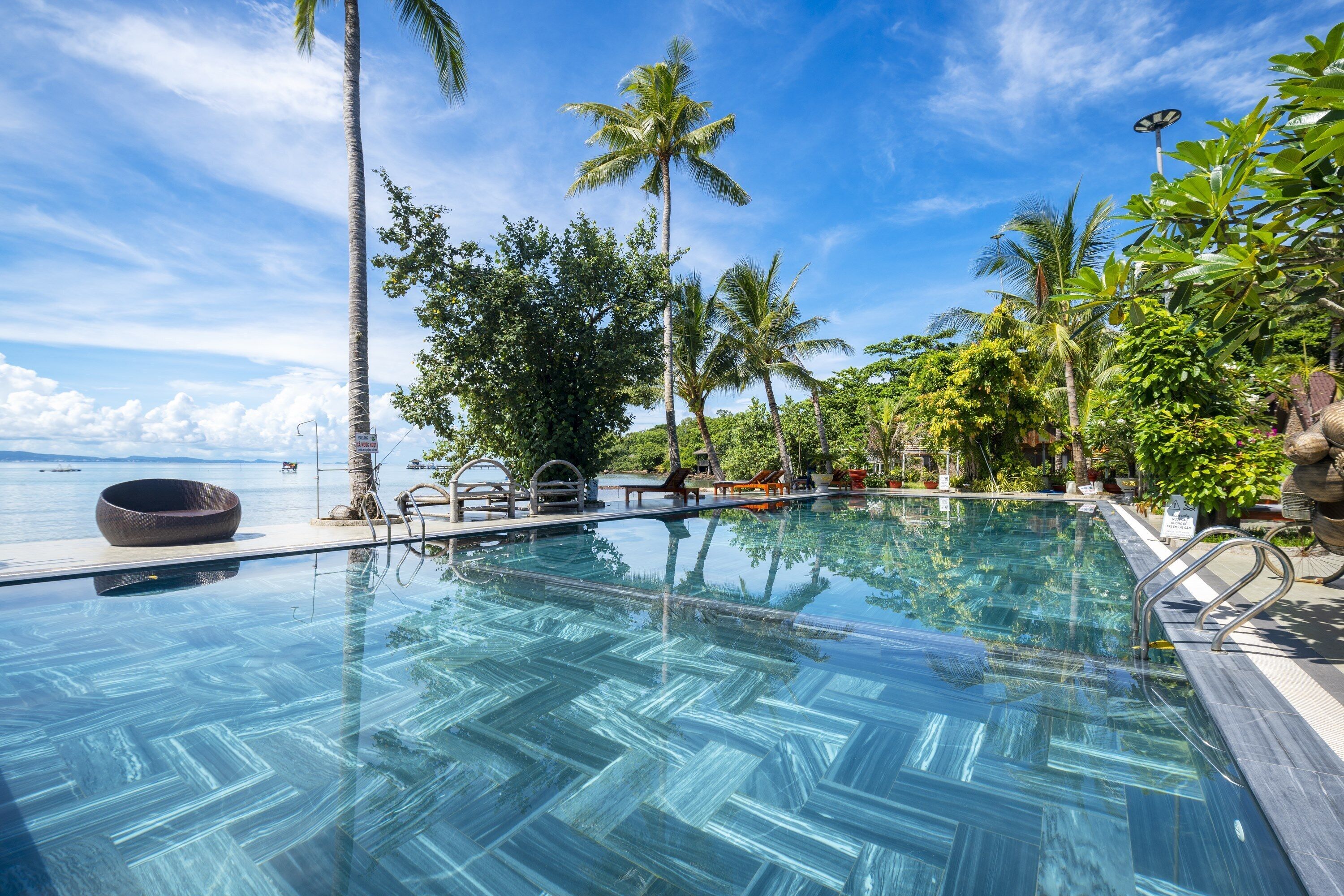 室外游泳池，09:00 至 22:00 开放，池畔遮阳伞