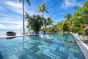 Kolam renang outdoor, dengan payung kolam renang