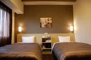 Escritorio, wifi gratis y ropa de cama 