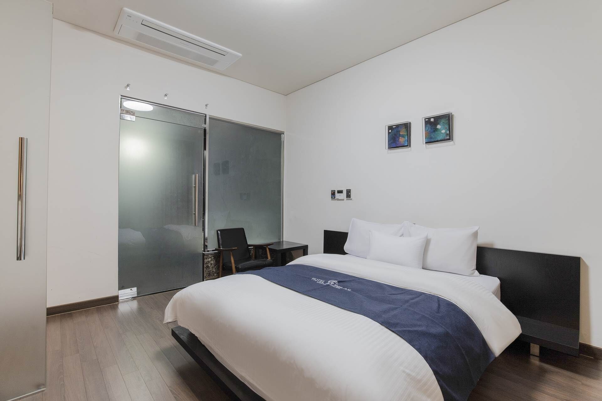 family suite, 2 bedrooms | premium bedding, down duvets, individually furnished, desk