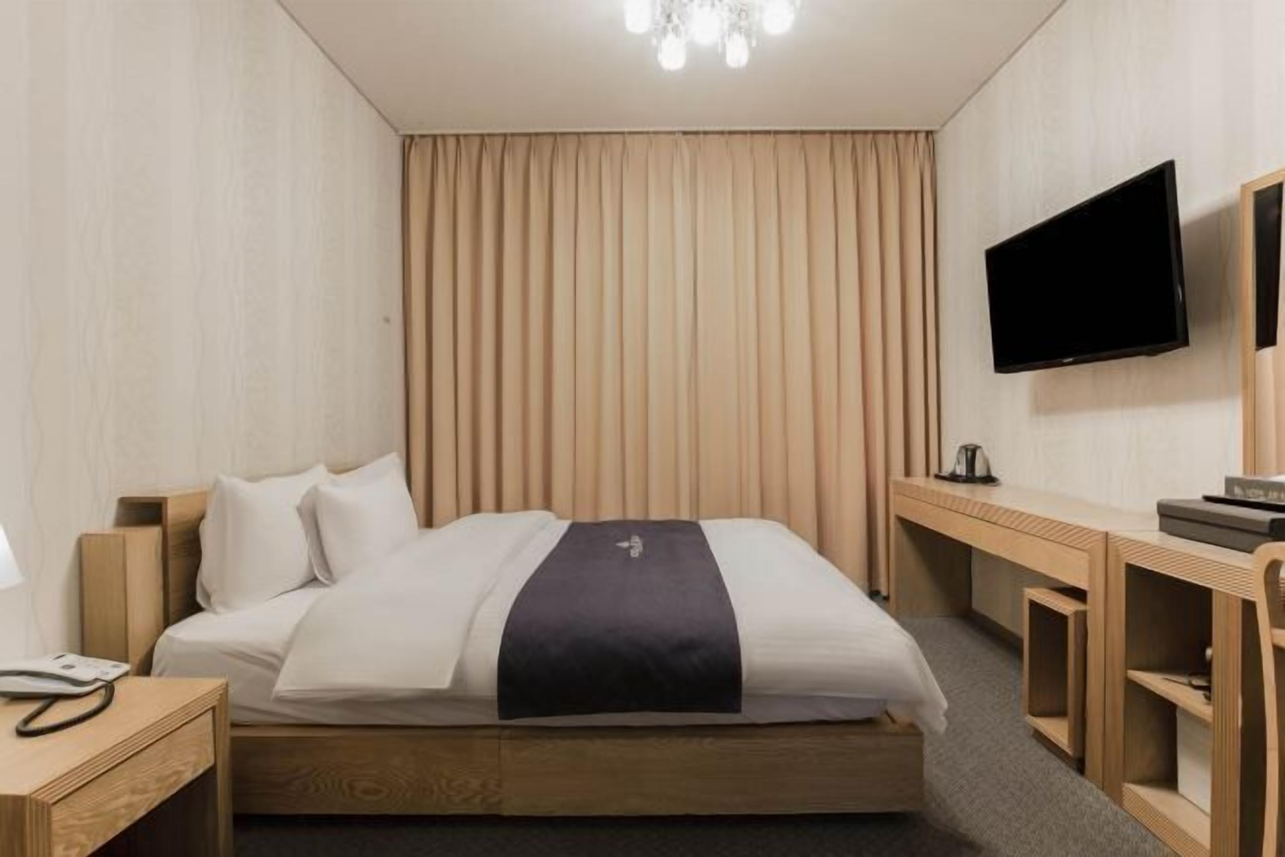 Premium bedding, down duvets, individually furnished, desk