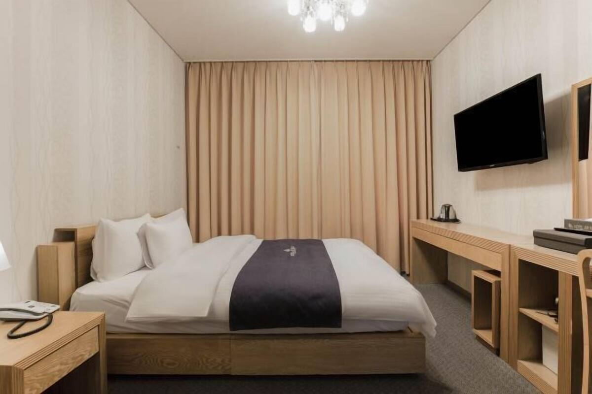 Premium bedding, down comforters, desk, blackout drapes