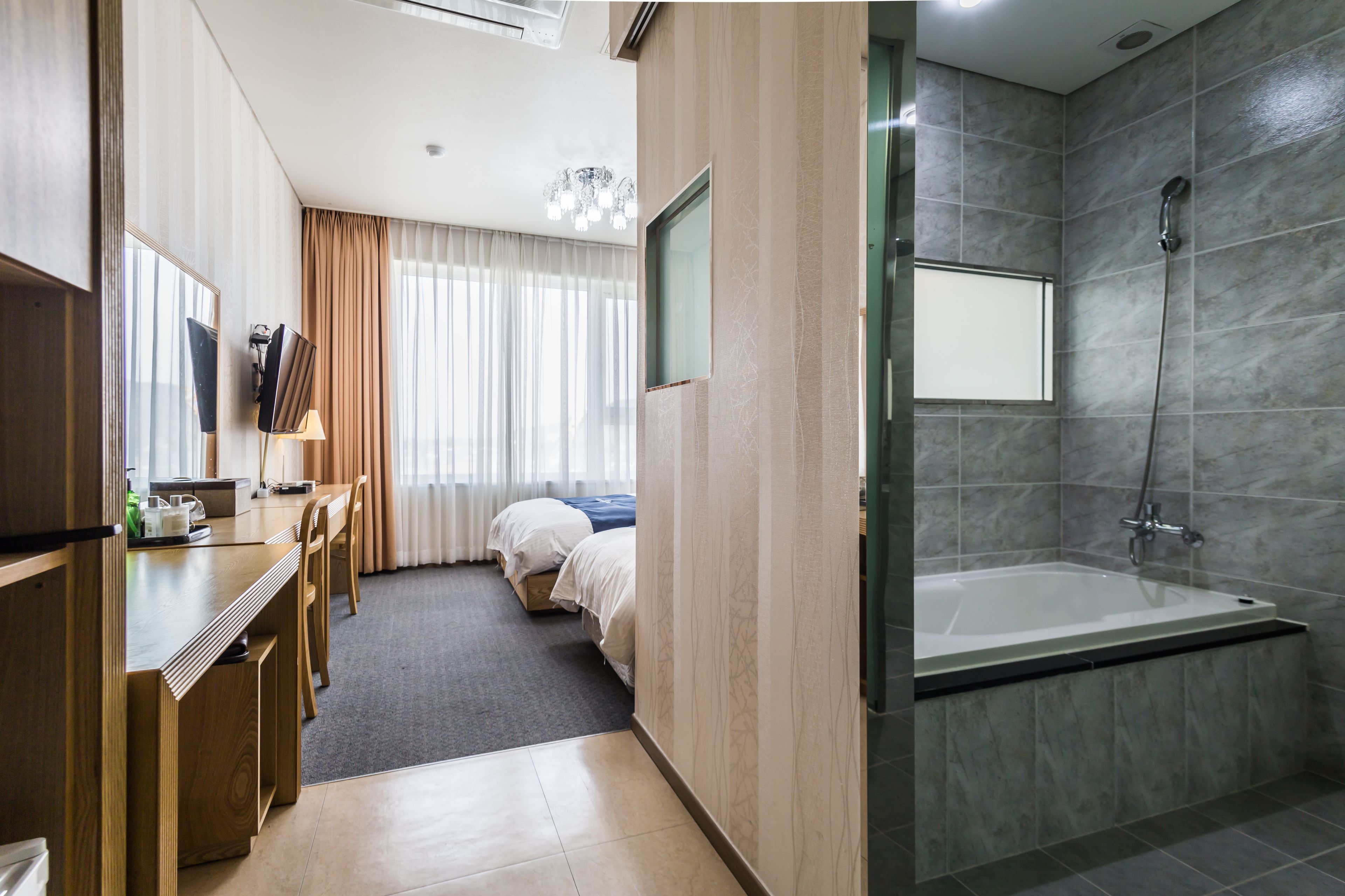 Quarto duplo luxo | Roupas de cama premium, edredons de pluma, individualmente mobiliados