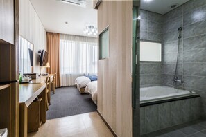 Deluxe Twin kamer | Luxe beddengoed, donsdekens, individueel gemeubileerd, een bureau