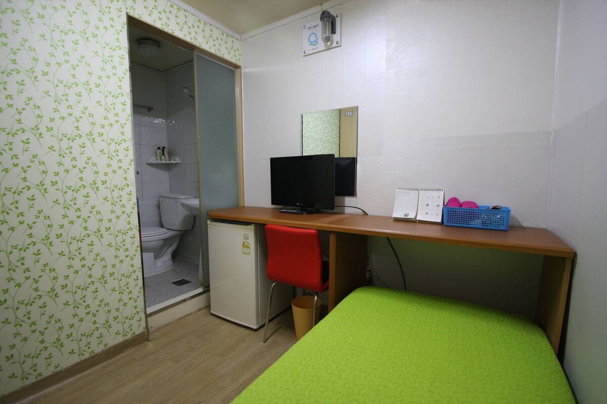 Single Room, Private Bathroom | Desk, rollaway beds (surcharge), WiFi (free)