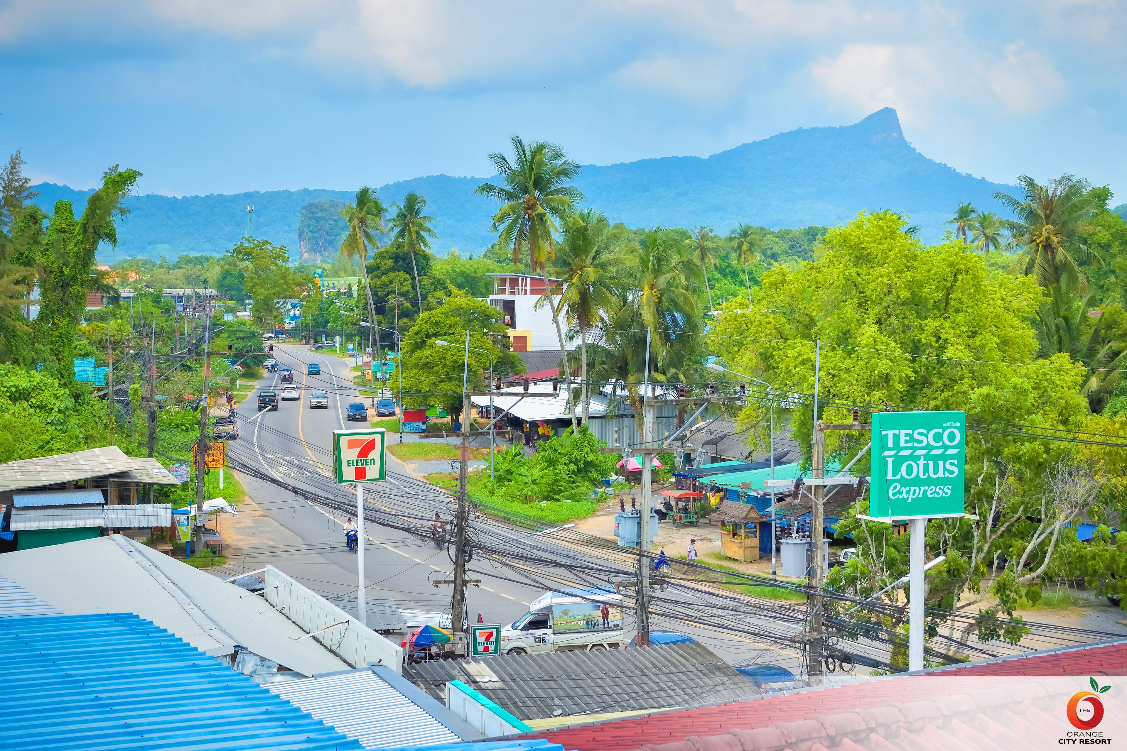 Una tienda 7-Eleven, un Tesco Lotus Express y una 7-Eleven con techo azul.