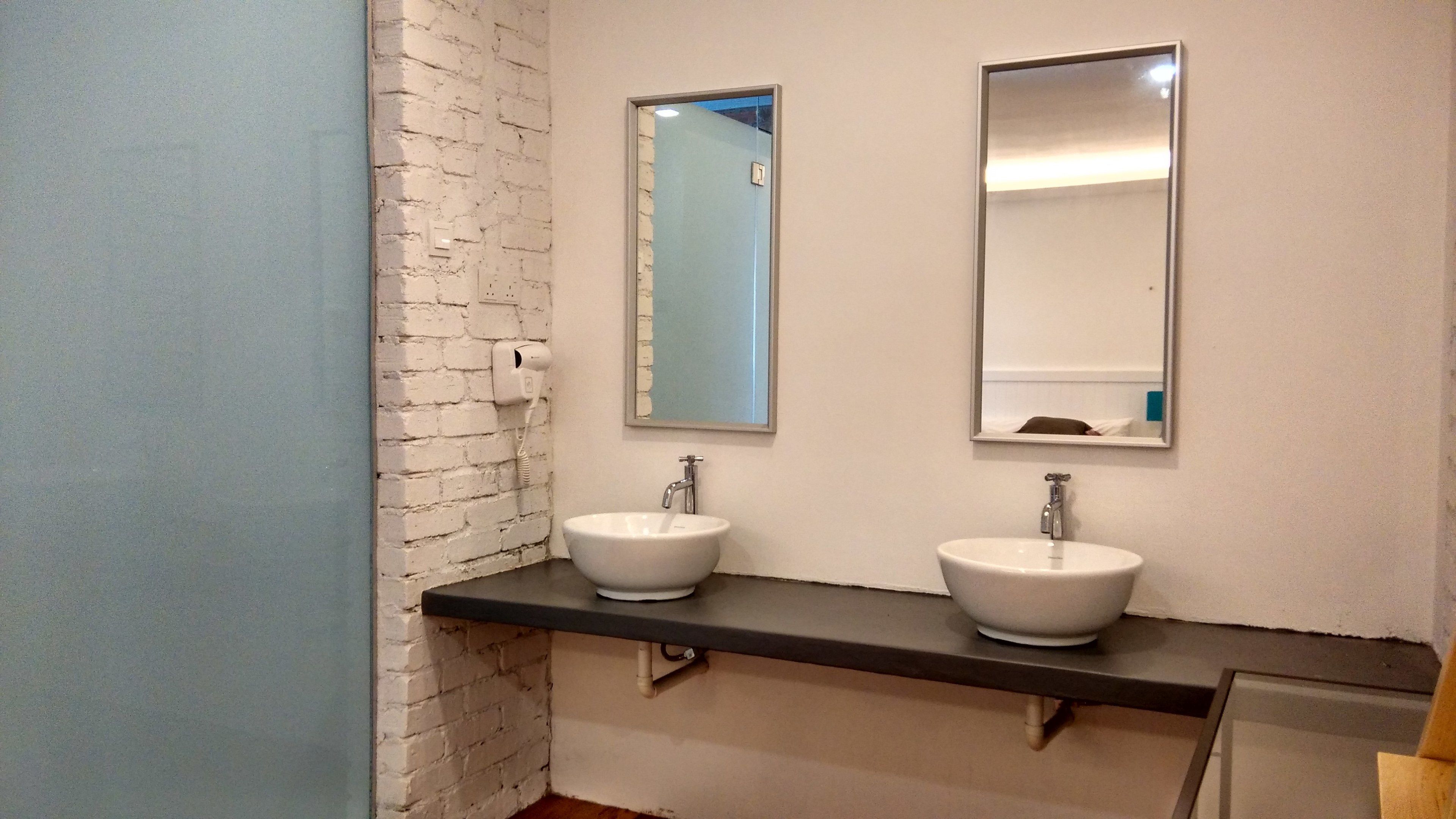 suite | bathroom sink