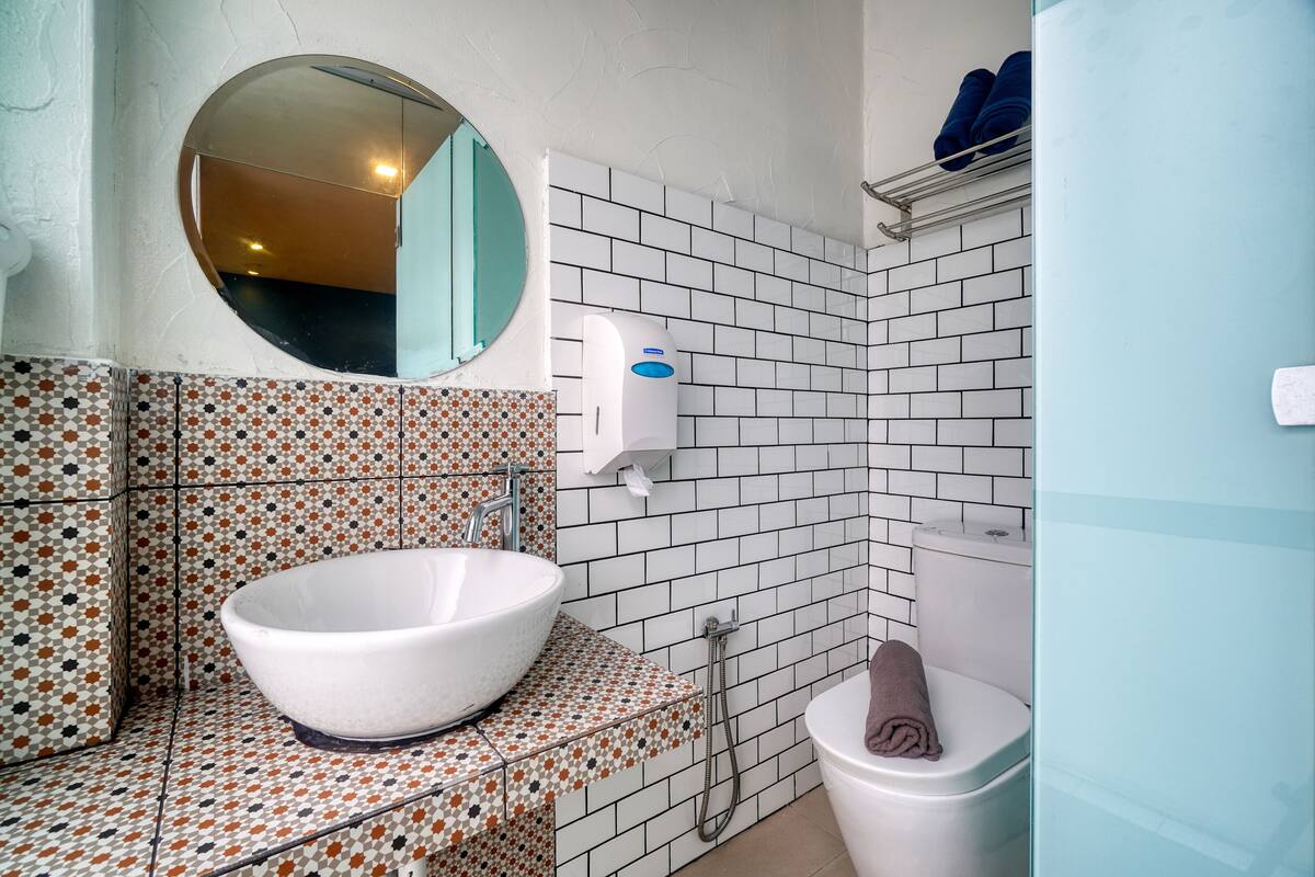 double room | bathroom | shower, rainfall showerhead, free toiletries, hair dryer