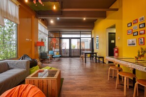 Lobby sitting area - Snooze Too (Brinchang)