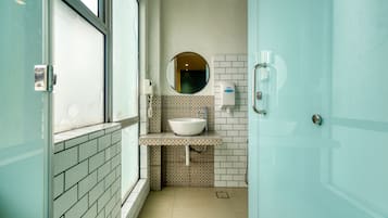 Double Room | Bathroom | Shower, rainfall showerhead, free toiletries, hair dryer