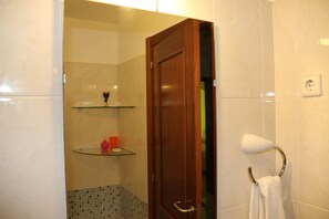 Bañera con ducha, artículos de tocador gratuitos, secador de pelo, bidet