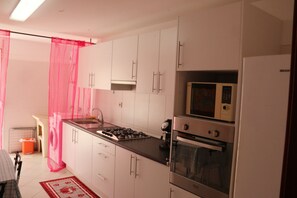 Bloc d'apartaments Deluxe | Cuina privada | Frigorífic gran, microones, placa de cuina i bullidora elèctrica