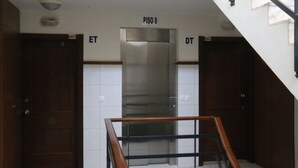 An elevator with a sign above it reading "PISO 8 ET DT". - Complexo Multiuso Copacabana (São Vicente)