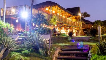 Una piscina al aire libre, sillones reclinables de piscina