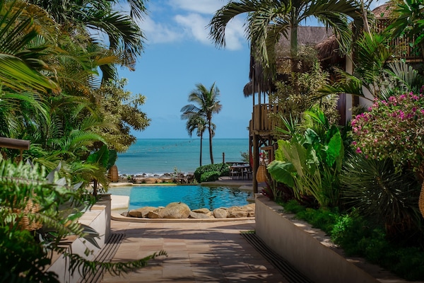 Een buitenzwembad, ligstoelen bij het zwembad