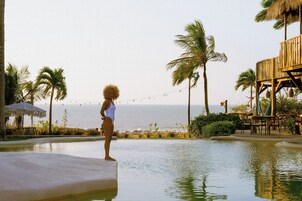 Una piscina al aire libre, sillones reclinables de piscina
