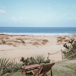 En la playa, arena blanca, sombrillas, toallas de playa