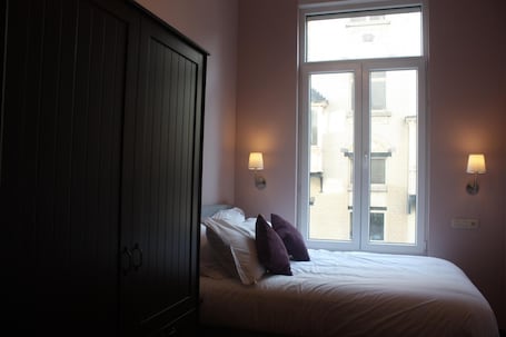 Minibar, desk, iron/ironing board, free cribs/infant beds