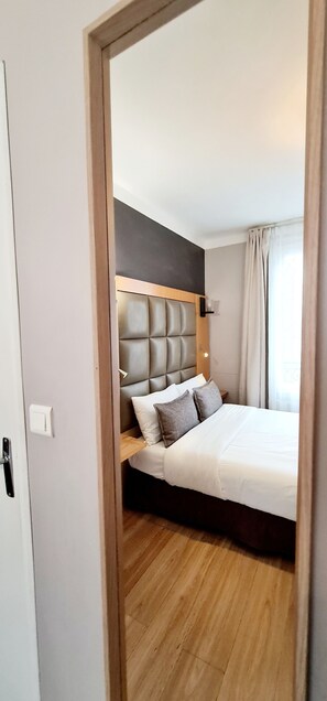 Triple Room | Desk, laptop workspace, iron/ironing board, free WiFi - Hotel de France (Paris)