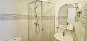 Quarto triplo | Banheiro | Chuveiro, produtos de toalete grátis