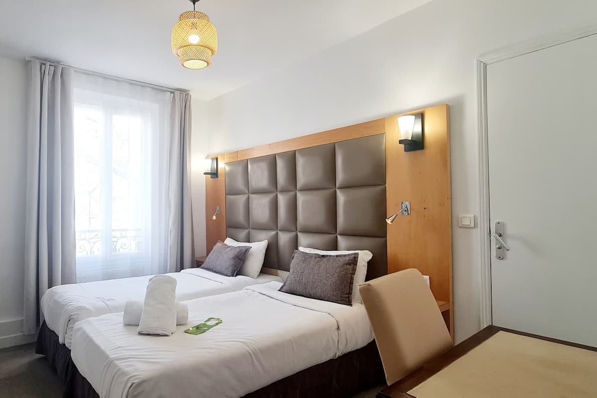 Camera con letto matrimoniale o 2 letti singoli | Una scrivania, postazione laptop, ferro/asse da stiro, Wi-Fi gratuito