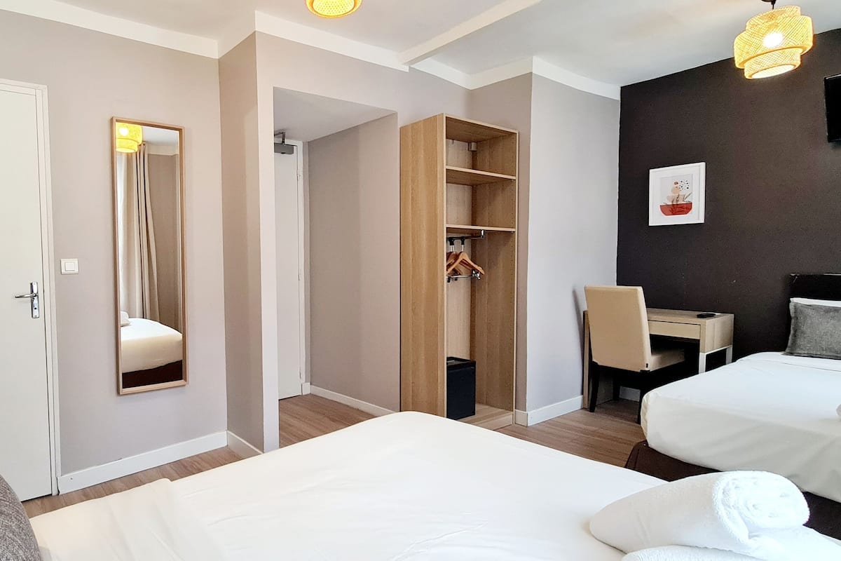 Triple Room | Desk, laptop workspace, iron/ironing board, free WiFi