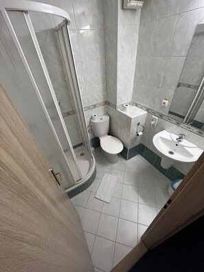 Habitación triple | Baño | Regadera, amenidades de baño gratuitas, secadora de cabello, toallas