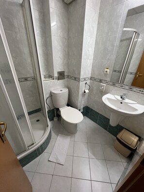 Quarto triplo | Banheiro | Chuveiro, produtos de toalete grátis