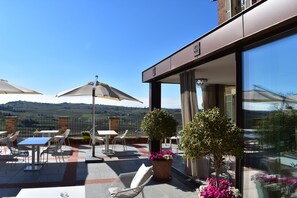 Petit déjeuner, déjeuner et dîner servis sur place, vue sur la piscine
