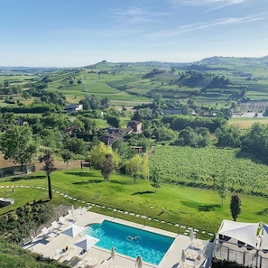 2 indoor pools, 2 outdoor pools, pool loungers