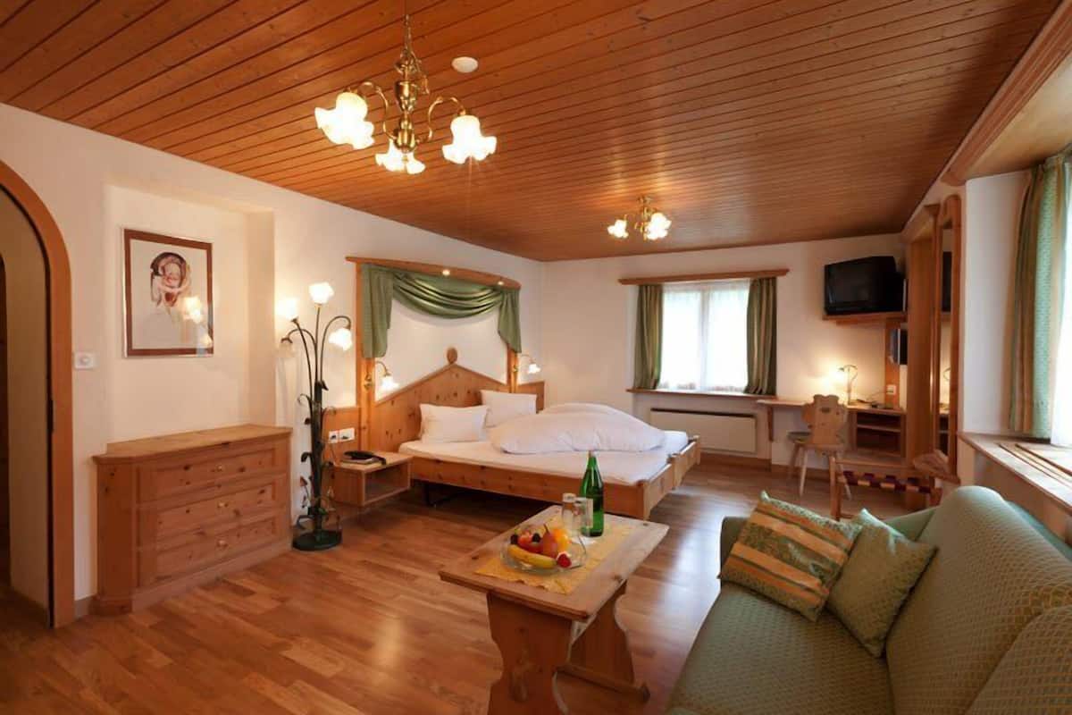 hypo-allergenic bedding, in-room safe, desk, blackout curtains