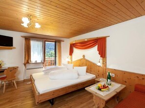 Hypo-allergenic bedding, in-room safe, desk, blackout curtains