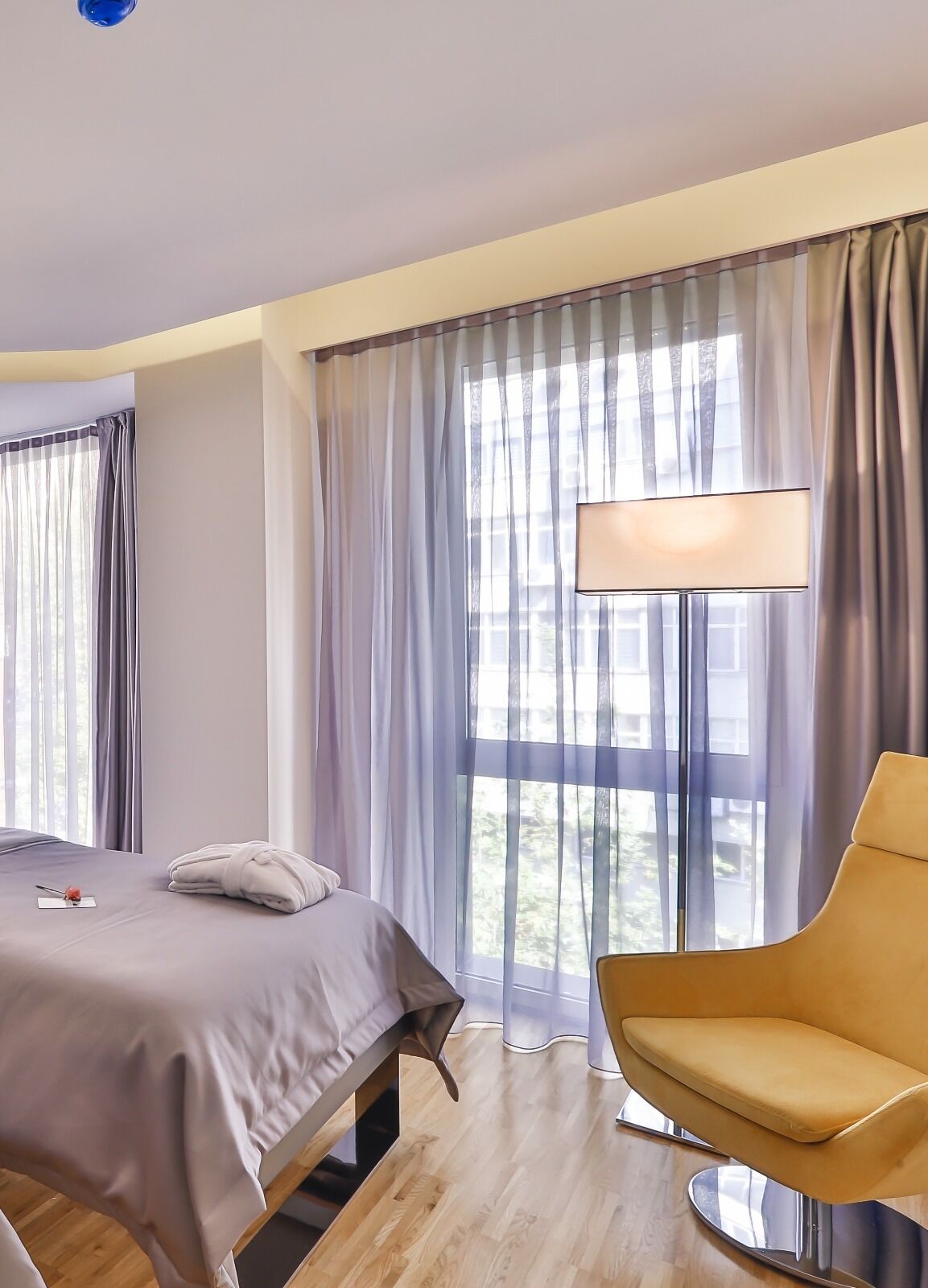 Ropa de cama de alta calidad y minibar 