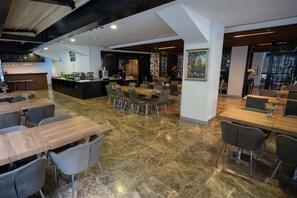 Breakfast, lunch, dinner served; international cuisine  - Business Life Hotel & Spa Şişli  (Istanbul)