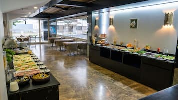 Se sirven desayunos, almuerzos y cenas; cocina internacional