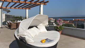 Penthouse, 2 slaapkamers, terras, uitzicht op zee | Terras