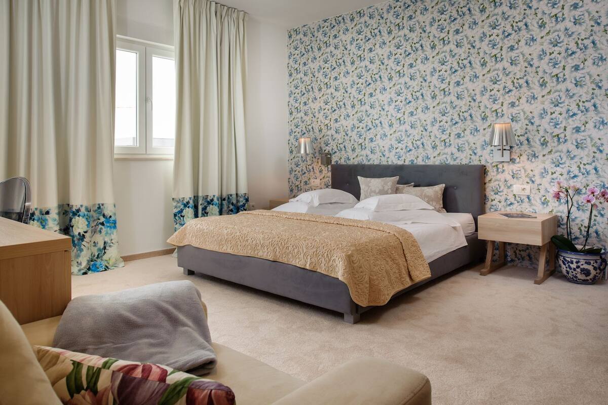 Luxury Suite, Sea View | Premium bedding, in-room safe, desk, blackout drapes